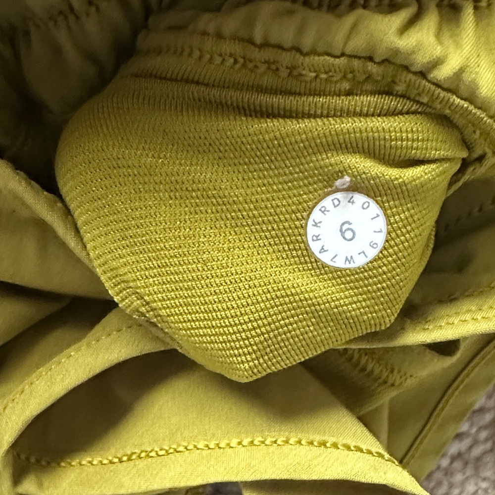 Lululemon Athletica Hotty Hot Short II Golden Lime 2.5” Women’s 6 Running Train - Picture 5 of 7